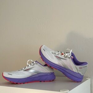 NWOT Women’s Brooks 9.5 Adrenaline GTS 22 running shoe 🏃‍♀️